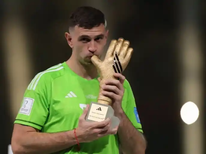 "Dibu" Martínez vuelve a estar nominado al Trofeo Yashin para mejor arquero del mundo