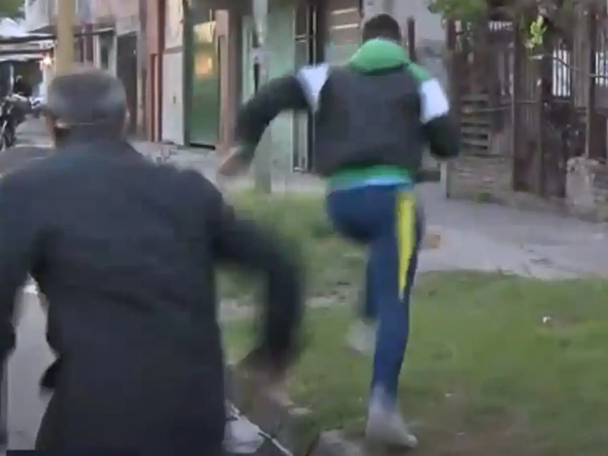 Video: Así le robaron el celular a un periodista mientras estaba haciendo un móvil