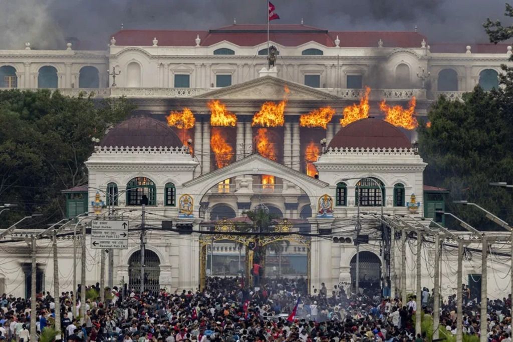 Fuego y humo se elevan desde el Palacio Singha Durbar, sede del gobierno y el parlamento en Nepal. EFE