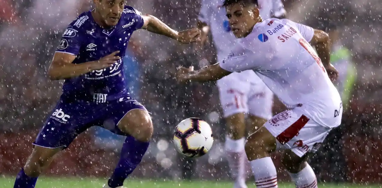 Huracán sucumbió ante Cruzeiro y la lluvia en su debut