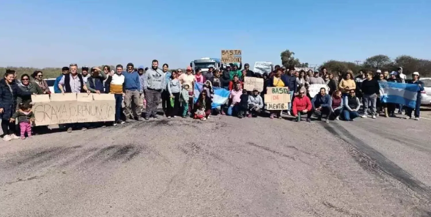 Manifestación de vecinos por el pésimo estado de la Ruta Nº 95 