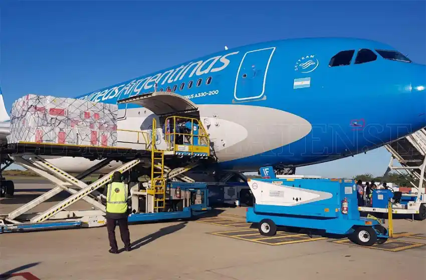 Regresó el primer vuelo de Aerolíneas Argentinas con insumos sanitarios de China