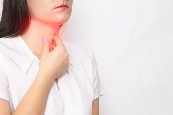 La transmisión del virus se produce a través del contacto cercano.