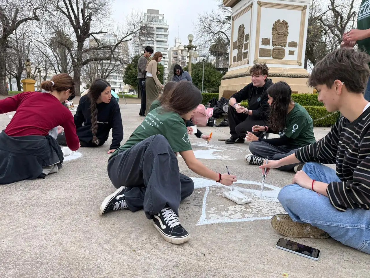 Los estudiantes secundarios, pintando pañuelos en la Plaza Independencia.