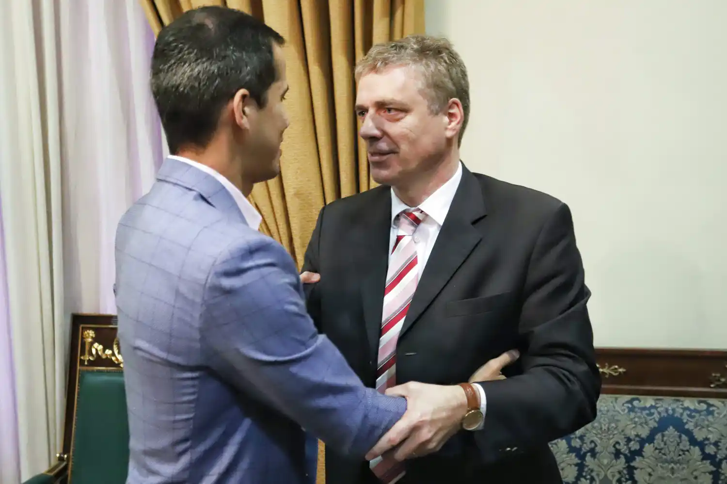 Condenaron la expulsión del embajador alemán en Venezuela