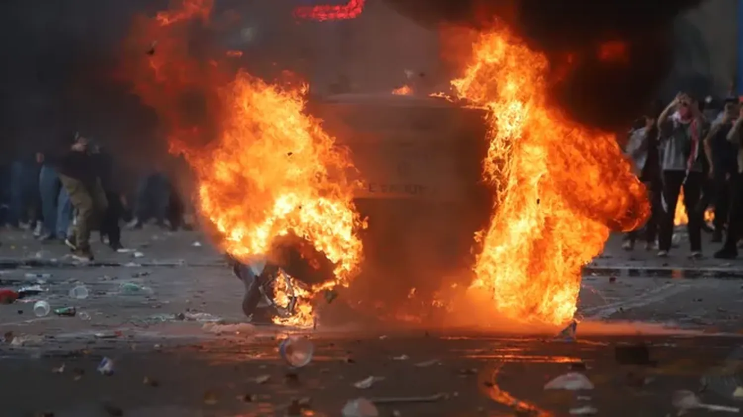 Los manifestantes incendiaron un móvil de Cadena 3.