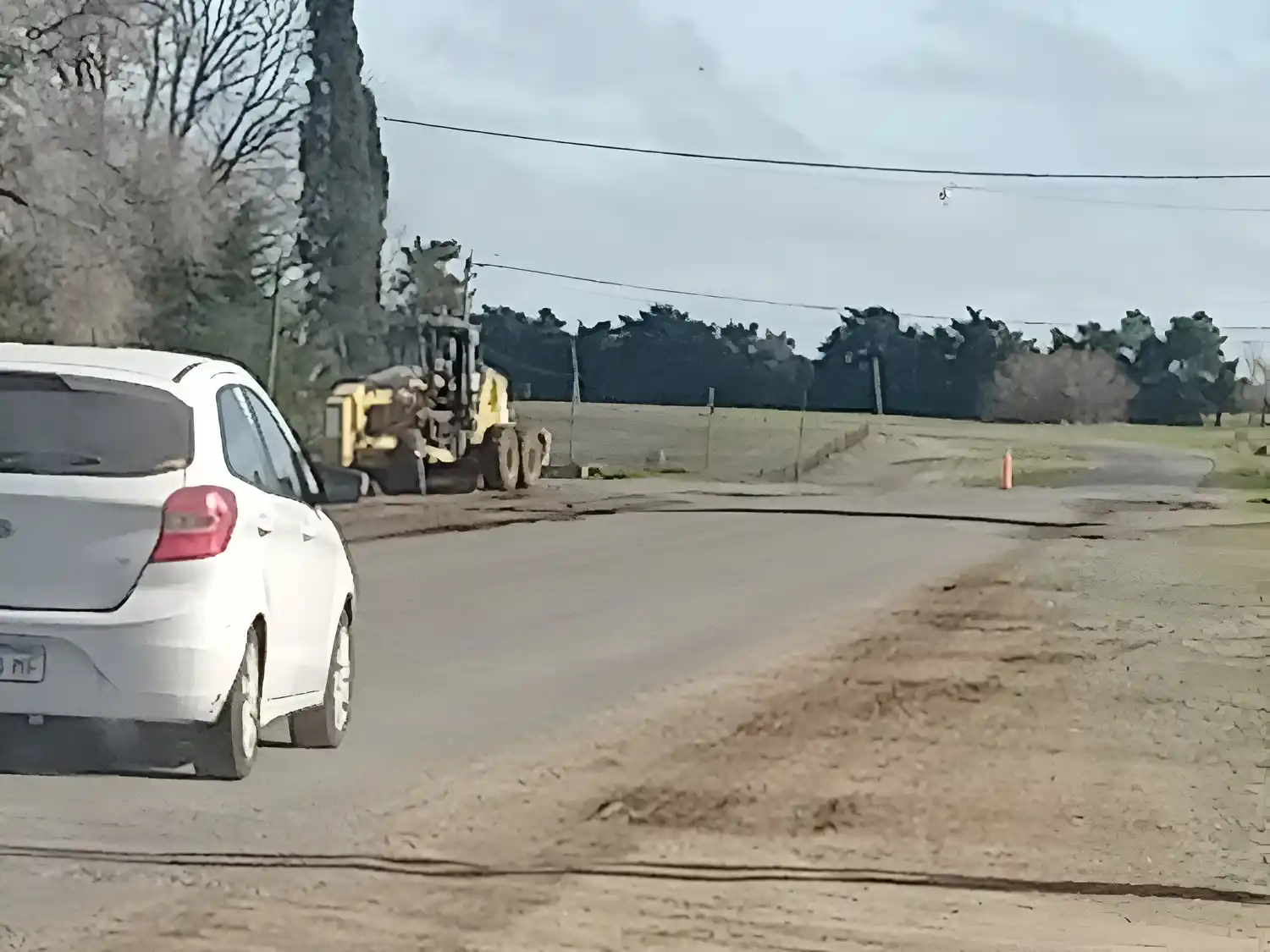 Las máquinas que trabajaban sobre las banquinas este martes por la mañana.