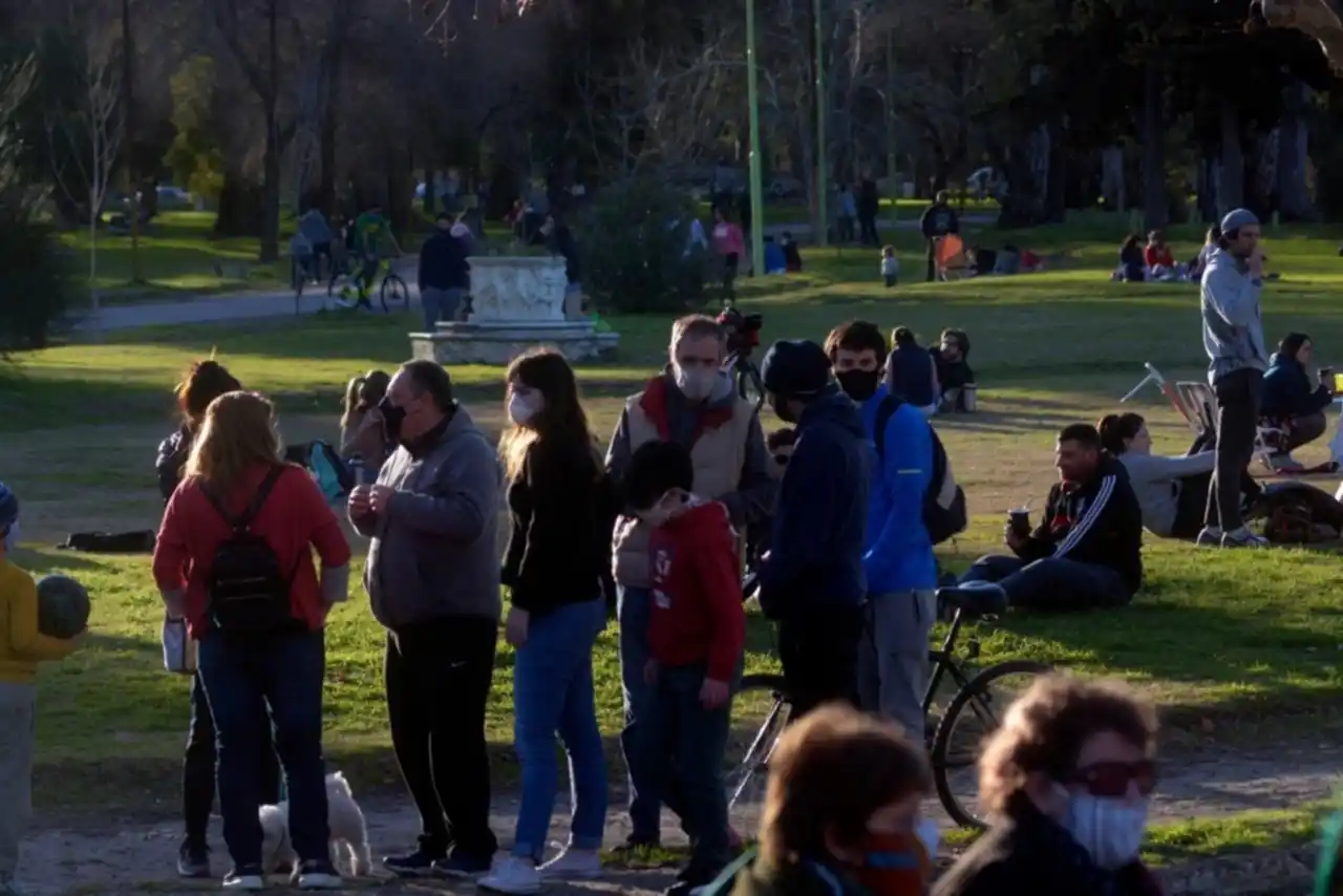 Cuarentena en Bahía Blanca: Debate entre los vecinos por la cantidad de gente en las plazas 