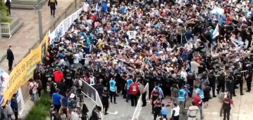 Último adiós a Diego Maradona: Incidentes, botellazos y heridos en el ingreso a Casa Rosada