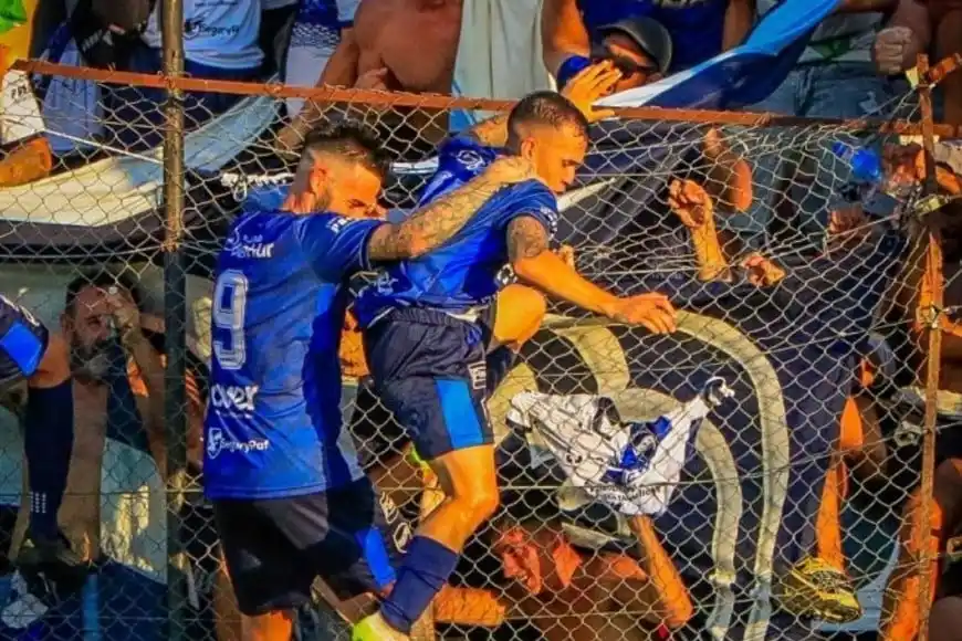 Jiménez junto a Molina festejando el gol del ascenso.
