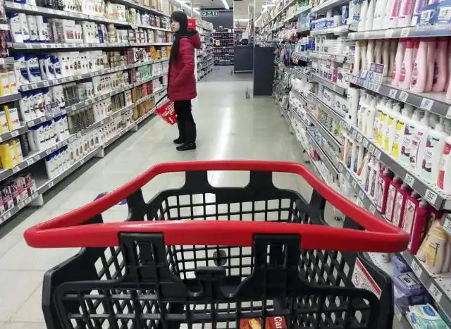 Las ventas en los supermercados y los shoppings bajaron en promedio 7,3% 