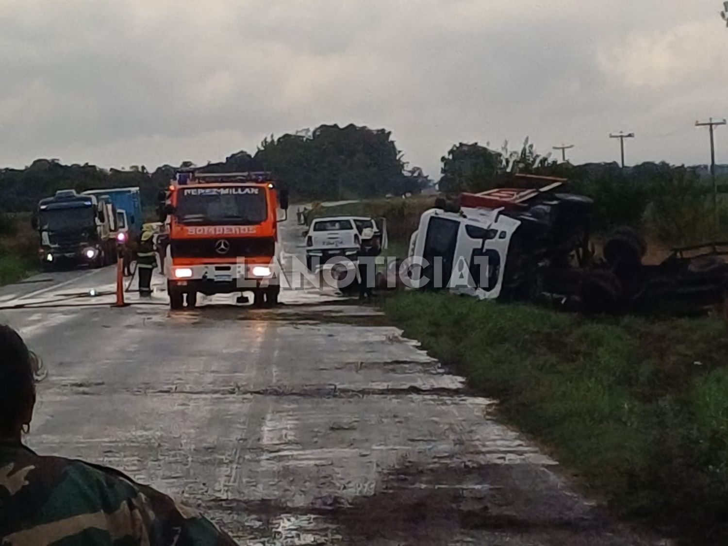 Una mañana no tan dulce: un camión cargado con miel volcó sobre la Ruta Provincial 51 a la altura de Ramallo