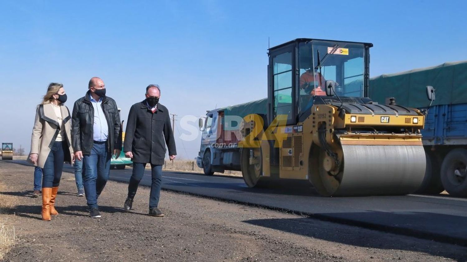 Perotti visitó el sur provincial, donde entregó ambulancias y recorrió obras