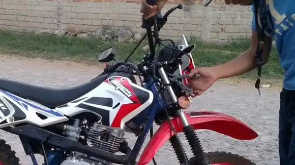 A PUÑALADAS asesinaron a una mujer de 40 años para robarle su motocicleta