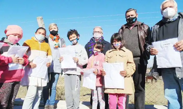 Benedetto y Vallejos entregaron  guardapolvos en escuelas de Concordia
