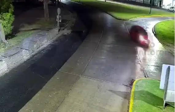 Se conoció el video del Honda Fit circulando a alta velocidad hasta terminar en el río