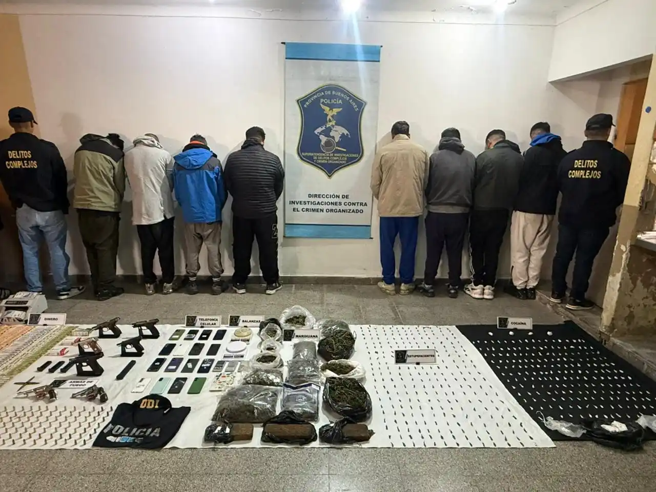 Como resultado de los procedimientos, fueron aprehendidas 17 personas, 11 hombres y 6 mujeres.