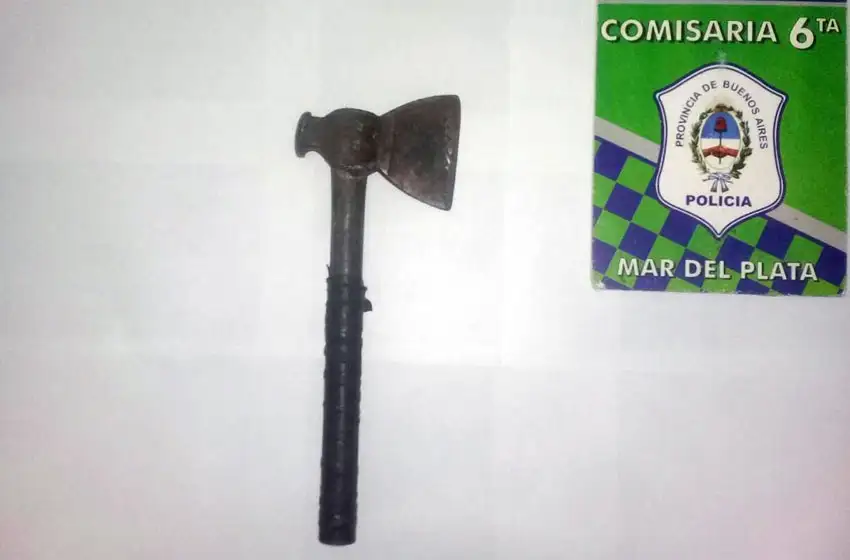 Amenazó de muerte a su padre y a la policía con un hacha y un machete