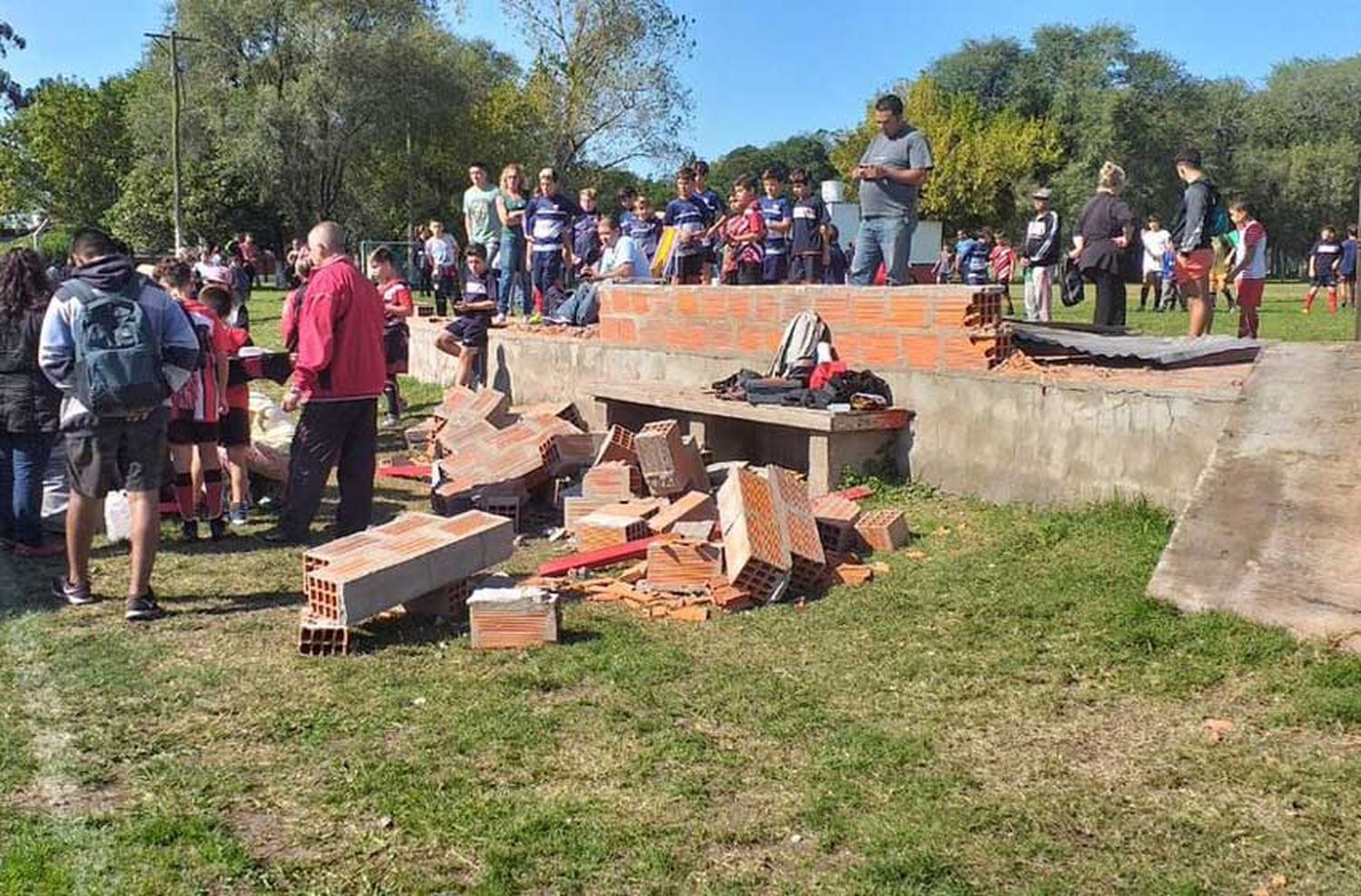 Cayó un banco de suplentes en cancha de Quilmes: hay chicos heridos