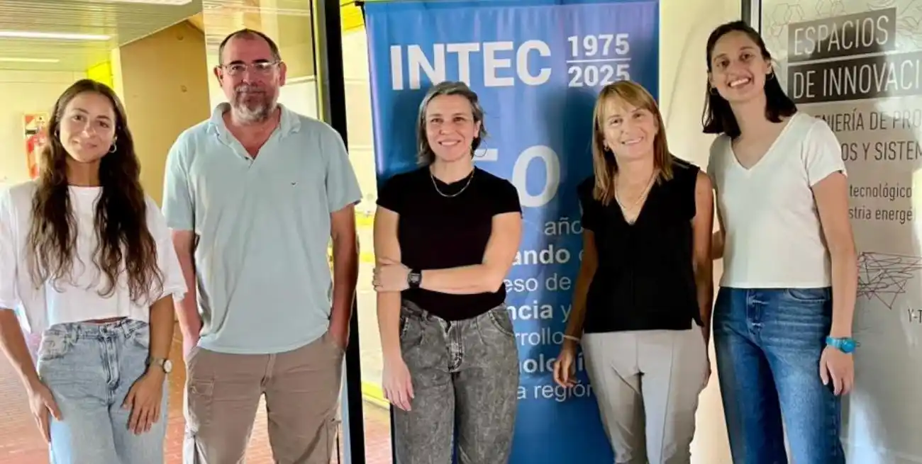 Uno por uno, el equipo: Luisina Bressán, Santiago Vaillard, Elangeni Gilbert, Diana Estenoz y Laureana Soria. Foto: Lucía Satler.