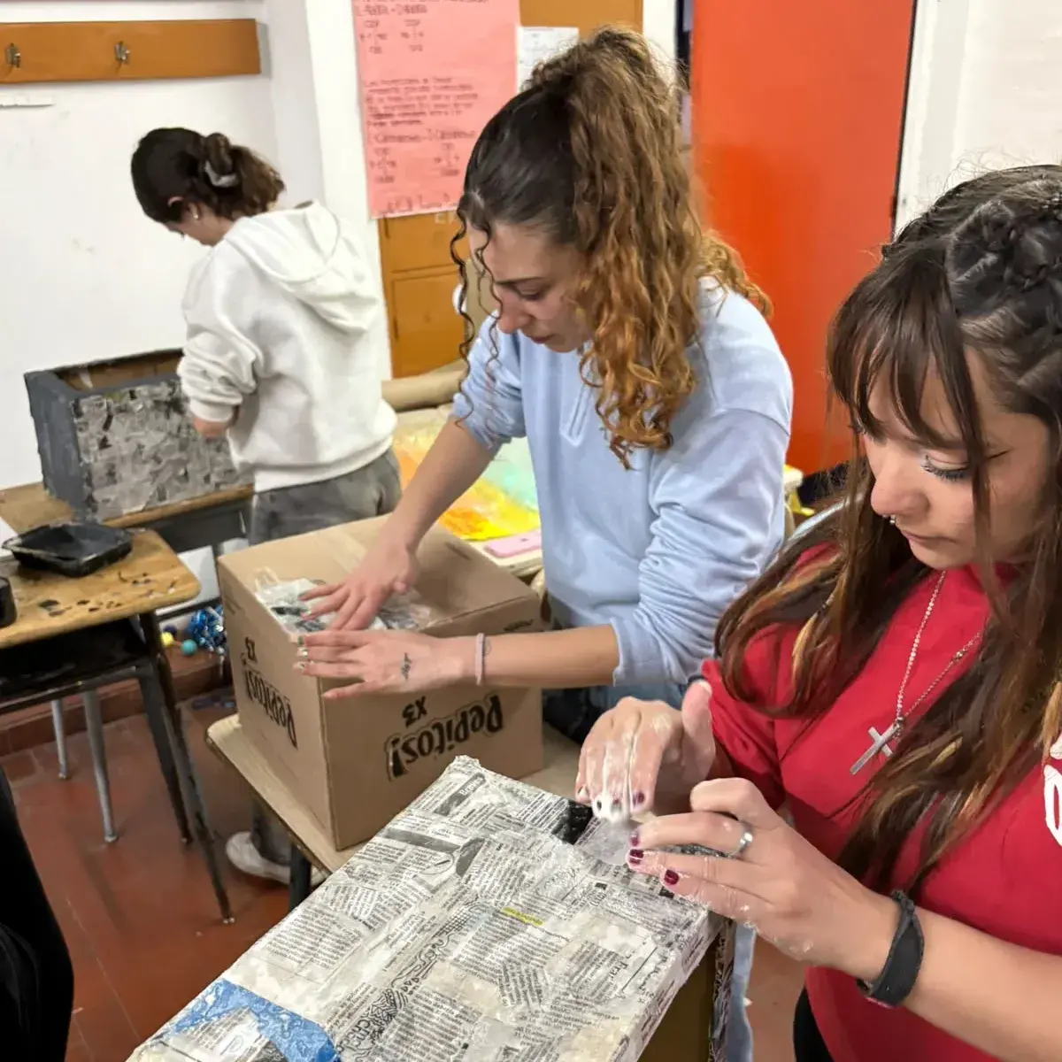Estudiantes de la Tecnicatura Superior en Publicidad trabajan mucho en la organización del Festival. Tendrá lugar el sábado 17, de 19 a 21 horas, en La Estación
