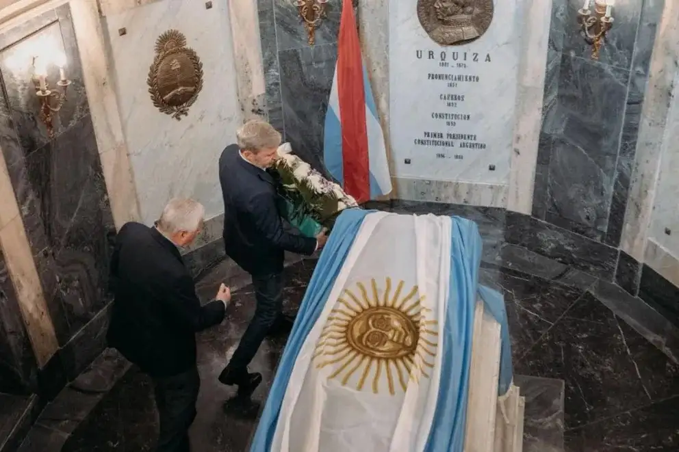 Rogelio Frigerio participó de una ceremonia por la Batalla de Caseros en Concepción del Uruguay