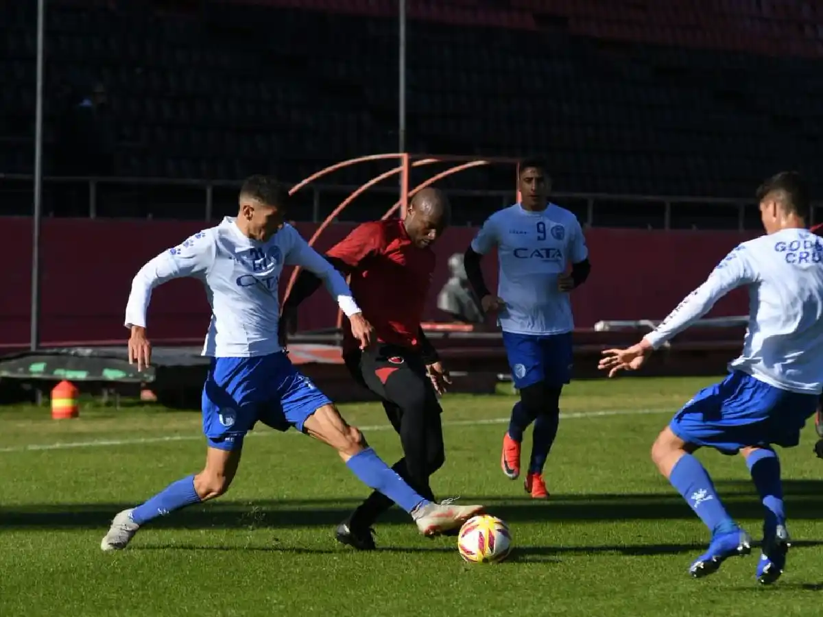 Newell`s ganó un amistoso con doblete de Leal