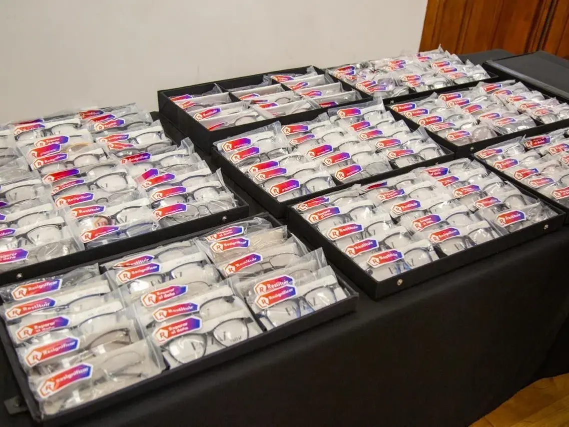 Adultos mayores de Rosario recibieron marcos de lentes que fueron secuestrados en una causa por estafa