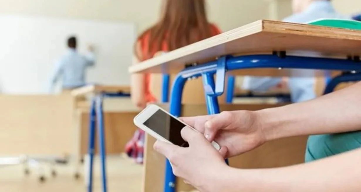 Las autoridades del gobierno de la Ciudad de Buenos Aires tomamos la decisión de regular el uso de los celulares en las aulas buscando estimular la concentración en clase.