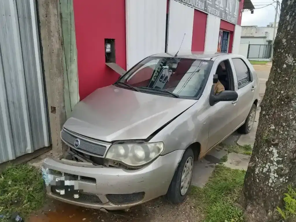 Se durmió, chocó contra una pared y la vidriera de una verdulería: dio positivo de alcoholemia