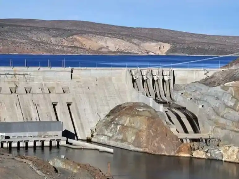 El complejo hidroeléctrico del Comahue es un sistema integrado por cinco represas ubicadas sobre el río Limay, en el límite entre Neuquén y Río Negro.