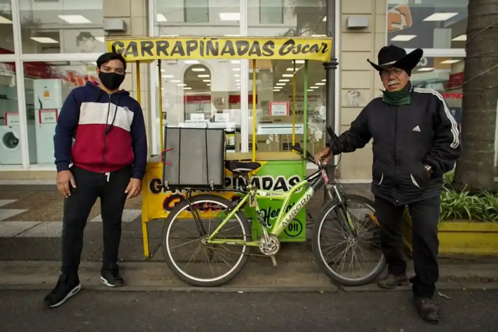 pstrongemOscar junto a Héctor, su nieto y sucesor/em/strong/p