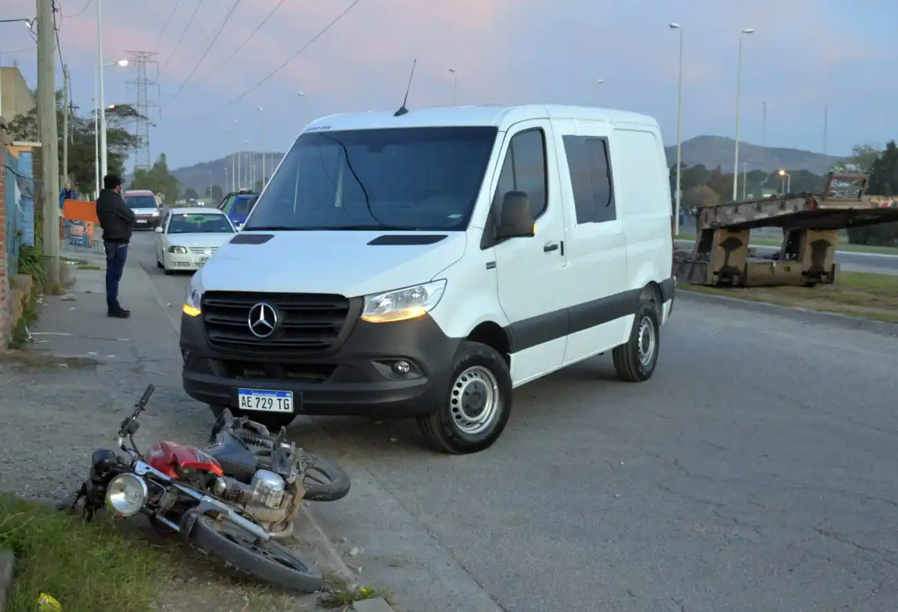 Dos motociclistas sufrieron heridas al intentar  sobrepasar una combi en Colectora Macaya 