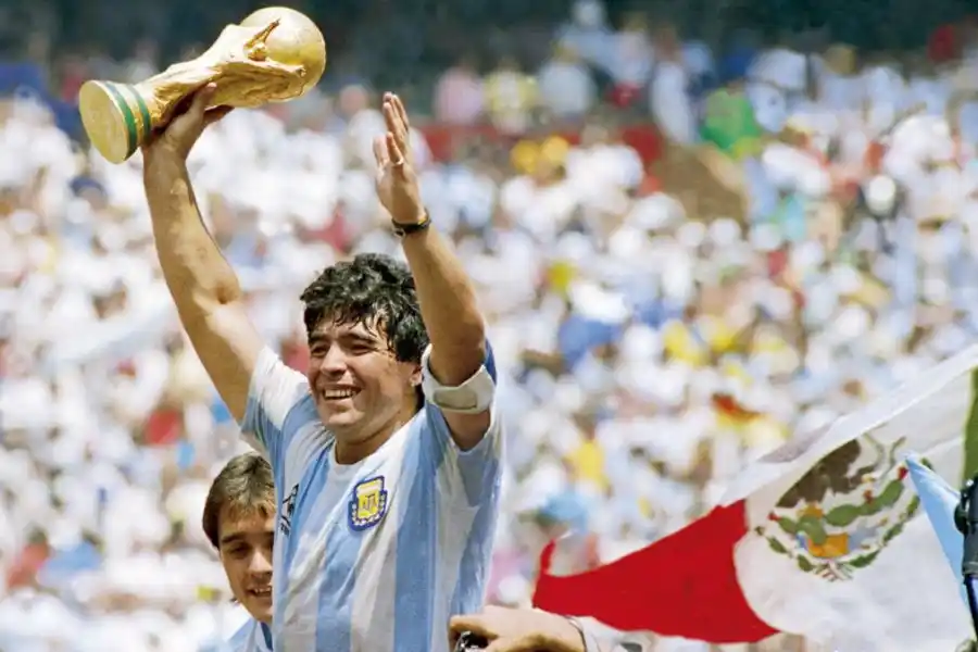 Salieron a la luz una serie de fotos inéditas del histórico gol de Maradona a Inglaterra en el ‘86