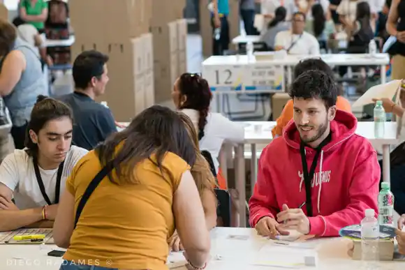 Sebastián Yatra participa como jurado de mesa en España y llama a los colombianos a votar