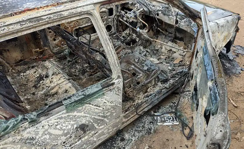 Robaron un auto del frente de una vivienda y lo incendiaron