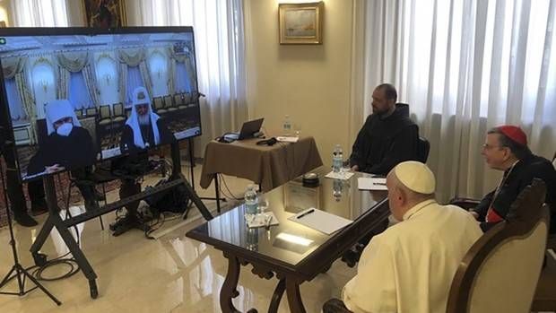 El Papa tiende una mano al  patriarca de Moscú para que  denuncie la guerra en Ucrania