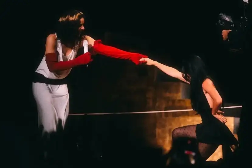 La cantante fue la invitada sorpresa de la artista española y recordó un incendió que provocó un hombre español con el que ella estaba saliendo