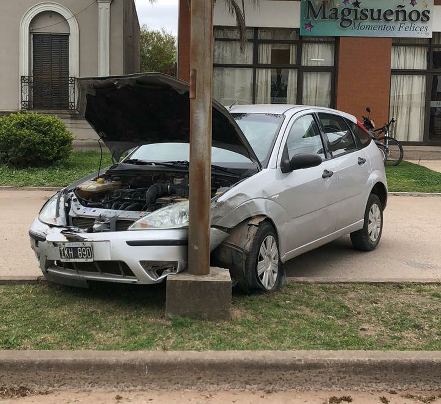 Un auto despistó y terminó impactando contra una columna de alumbrado público