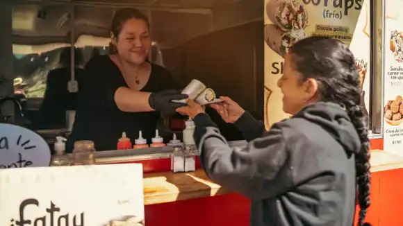 Más de 1500 vecinos coparon Plaza Mitre en una nueva edición de “Sabores Sobre Ruedas”