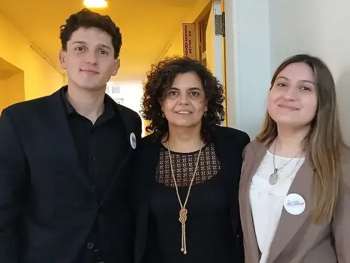 Tomás Sanz, consejero estudiantil; Alejandra Ballester, vicedecana de Ciencias Humanas, y Ana Paula Villanueva, estudiante.