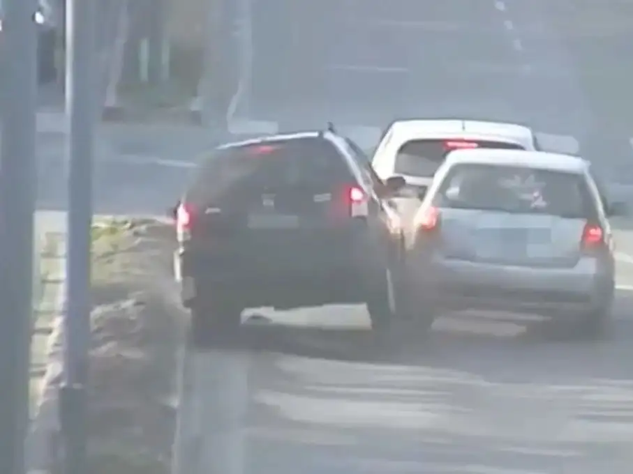 En su huida, embistieron de forma violenta contra otro automóvil.