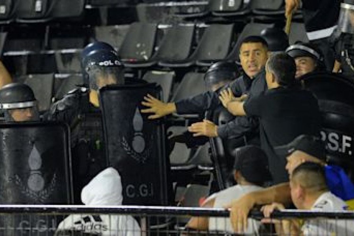 Riquelme inteta frenar la pelea en la tribuna de Boca (captura de pantalla)