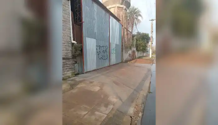 Así está la vereda de Obras Sanitarias