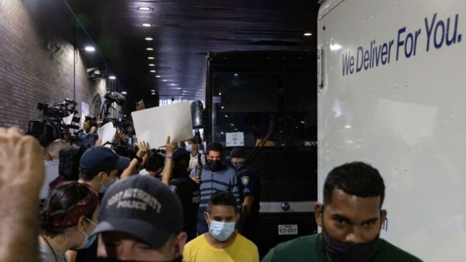 LLEGAN 5 AUTOBUSES: envío de migrantes, en su mayoría venezolanos tiene enfrentadas a autoridades de Texas y Nueva York