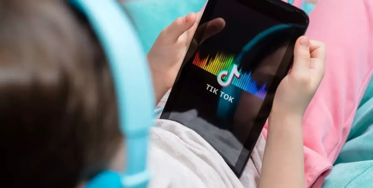 Qué es el “blackout challenge”, el reto viral de TikTok que causa la muerte de niños