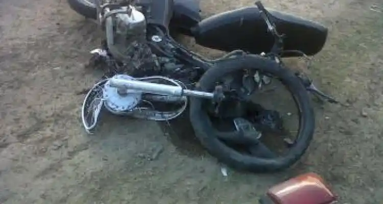 Permanece internado el motociclista accidentado