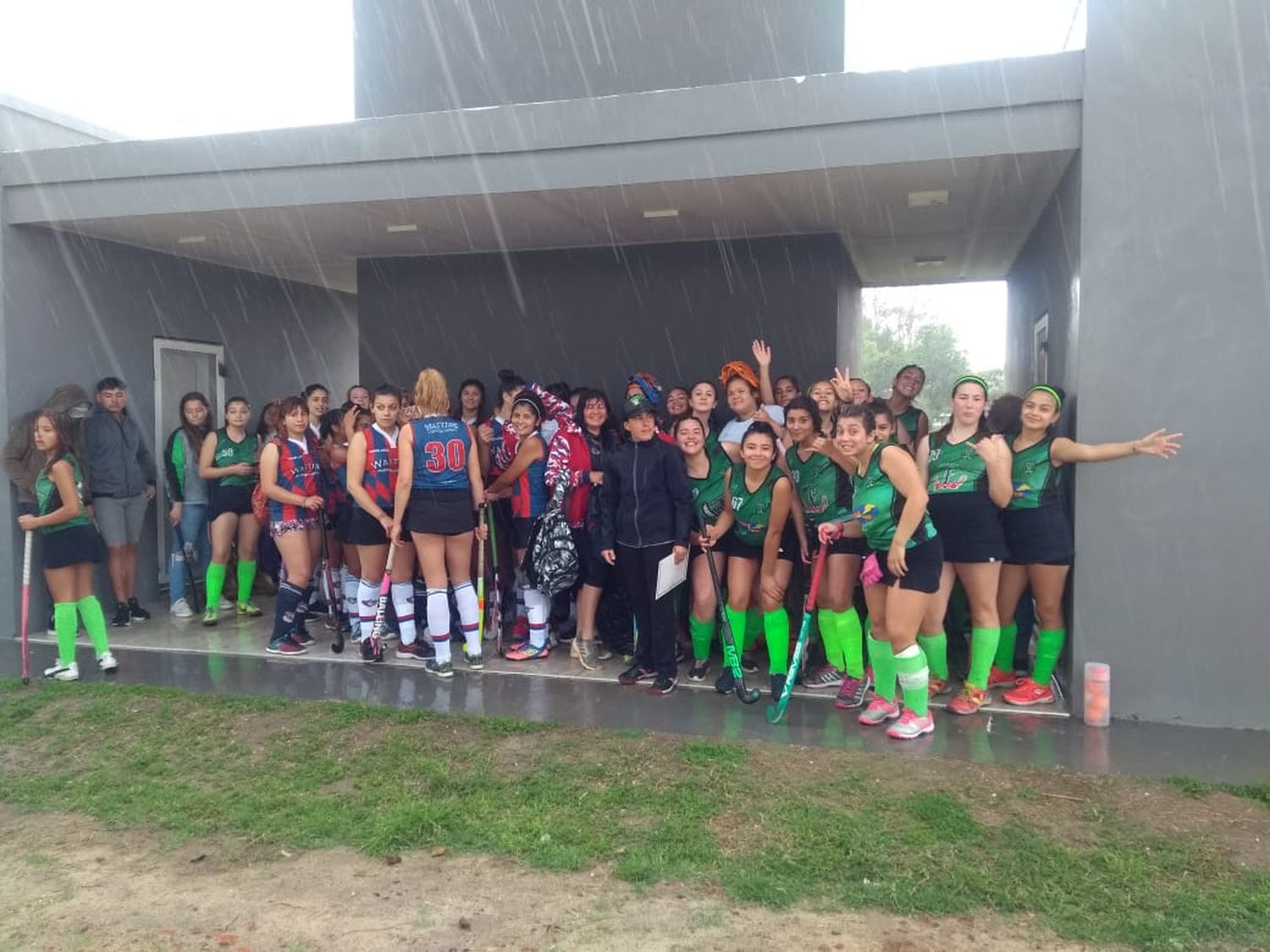 La lluvia malogró el arranque del hockey en La Costanera