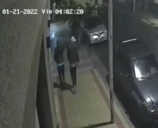 Dos delincuentes hurtaron una bicicleta de un complejo de departamentos céntrico y quedaron registrados