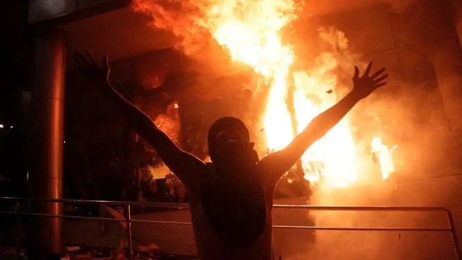 Paraguay: Incendian el Congreso en protesta por reforma constitucional